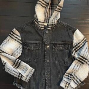 Stylish Black Denim Jacket with Plaid Sleeves